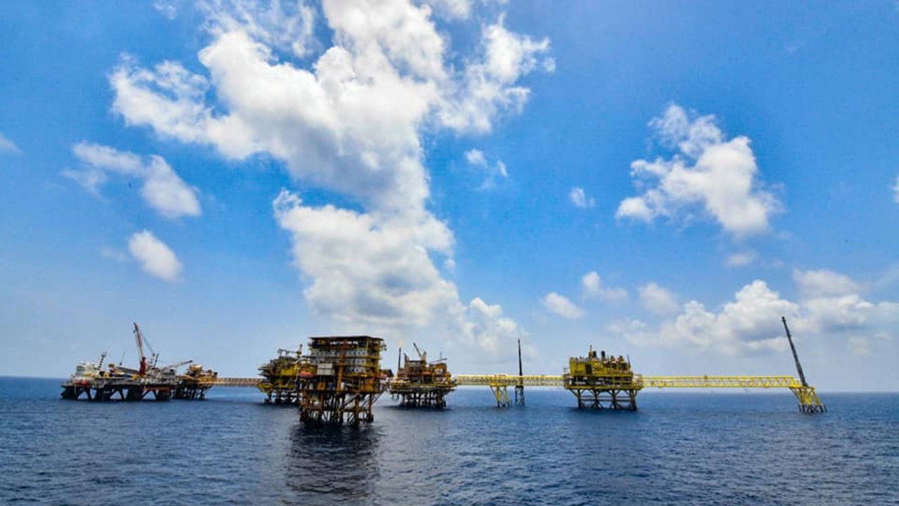 Pemex va por más crudo y gas en campos de su mayor activo petrolero