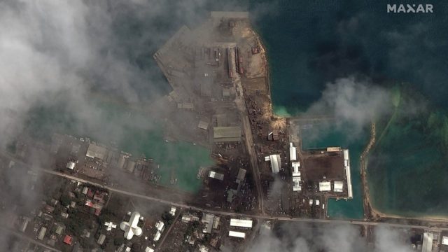 Islas de Tonga arrasadas por tsunami sufrieron graves daños; ordenan evacuación de ciudades