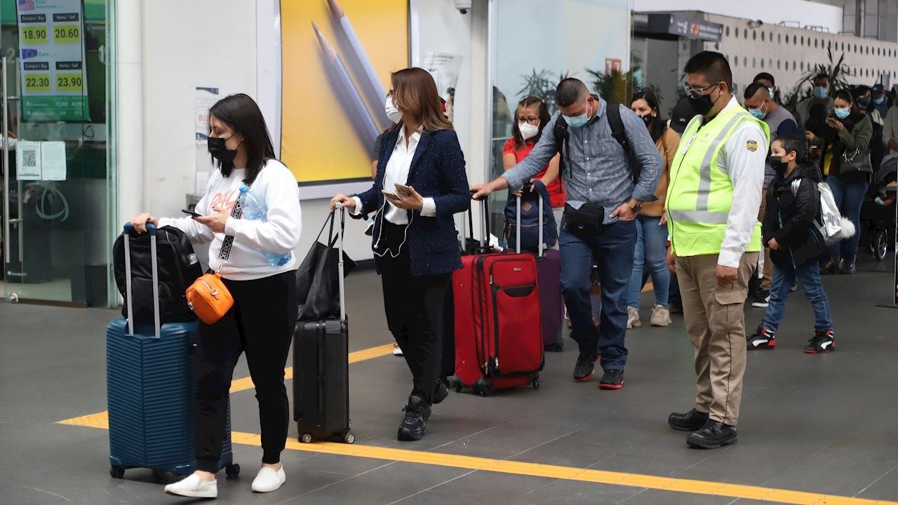 Cancelan decenas de vuelos en AICM por contagios de personal de aerolíneas