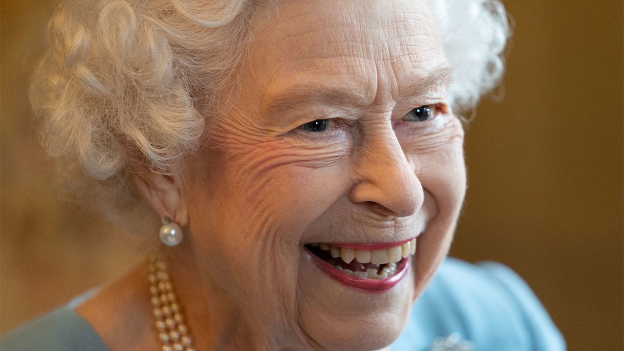 Reina Isabel II visita por sorpresa la línea de metro con su nombre en Londres