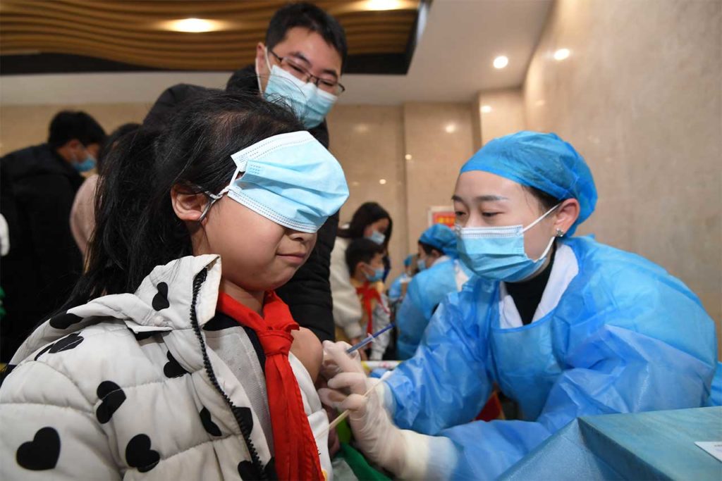 Vacunación Vacuna niños y niñas Vaccination in China