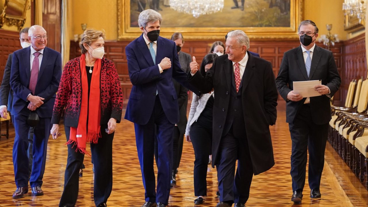 En encuentro con AMLO, John Kerry urge a acelerar paso a energías limpias