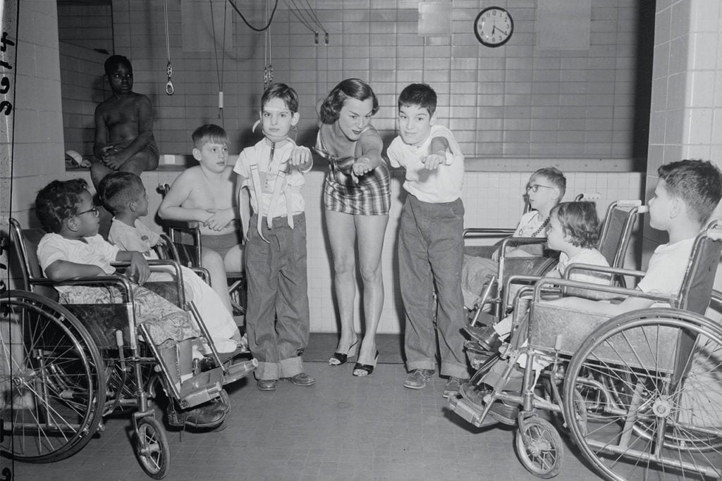 Polio Poliomielitis Eleanor Holm Talking With Ill Children