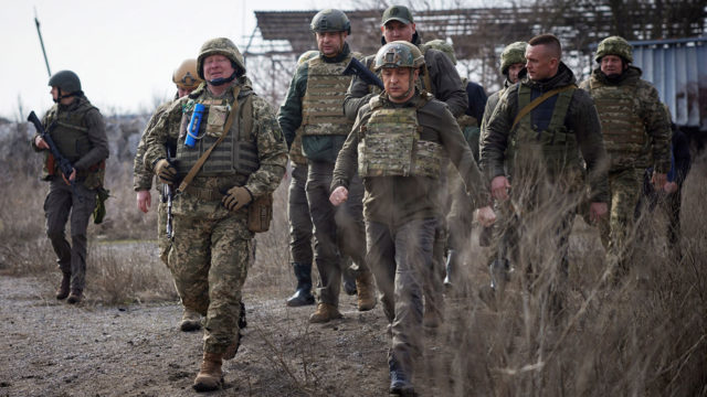 Ucrania Rusia Ukrainian President Volodymyr Zelensky visits a front line.