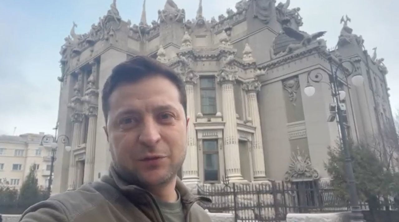 Ucrania Ukraine President Volodymyr Zelenskyy releases on Saturday Feb 26, 2022 a video of him outside his office in Kyiv. The video is