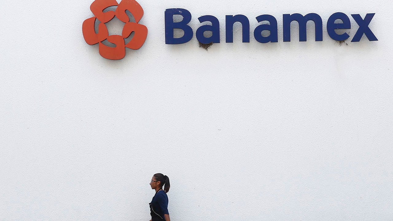 Banorte y Santander, los mejor posicionados para comprar Banamex: Moody’s