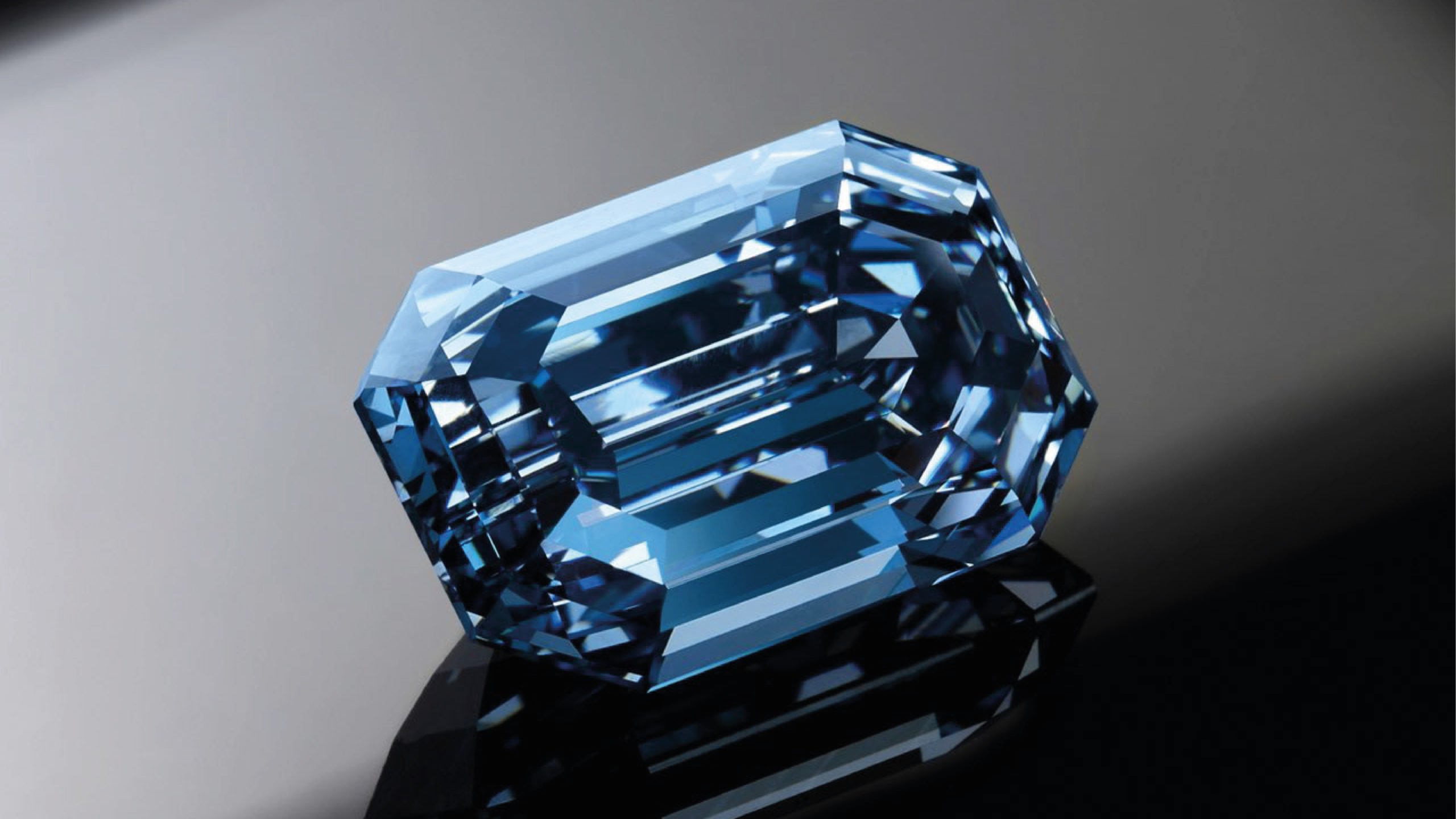 Subastan diamante ‘azul vívido’ de 15 quilates valorado en 48 mdd