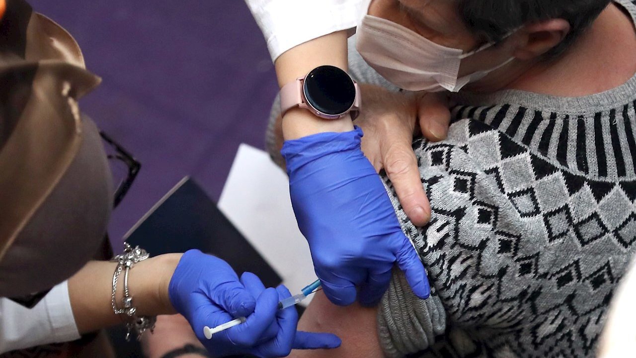 Recuperados de Covid-19 tienen más inmunidad que los vacunados: estudio
