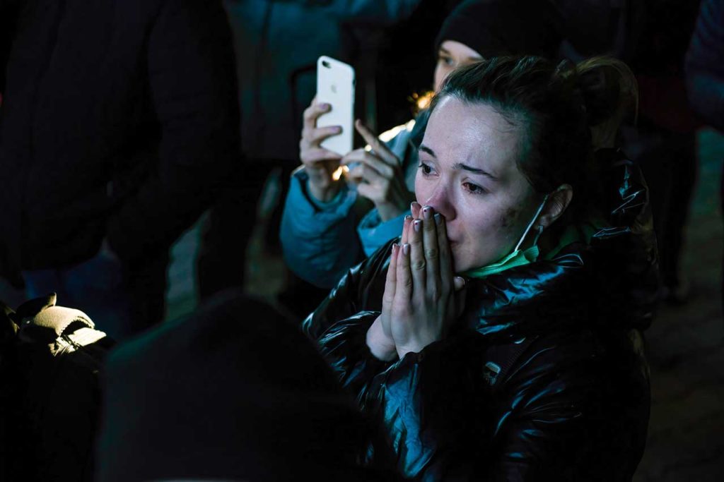 Ucrania Rusia A woman is crying while waiting for her relatives from
