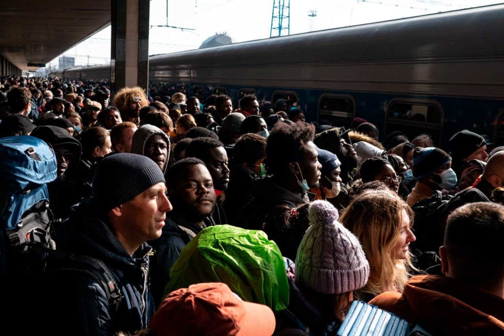 Ucrania Rusia Ukrainians flock to train station to leave Kyiv amid Russian attacks