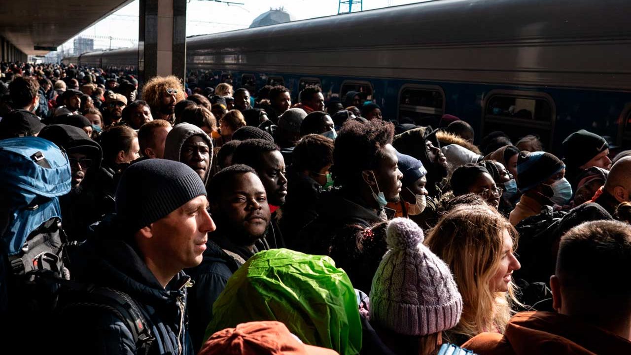 UE complica normas de viaje para ciudadanos rusos, pero no prohibe sus visas