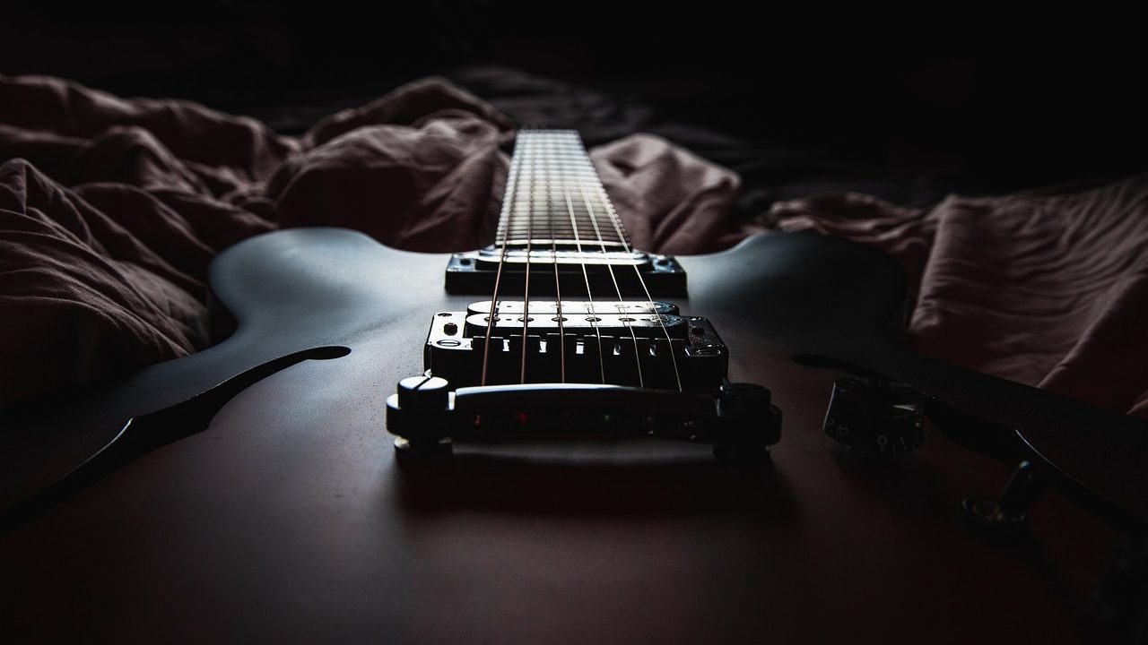 Así es como el mayor fabricante de cuerdas de guitarra de EU intenta sortear la guerra comercial de Trump