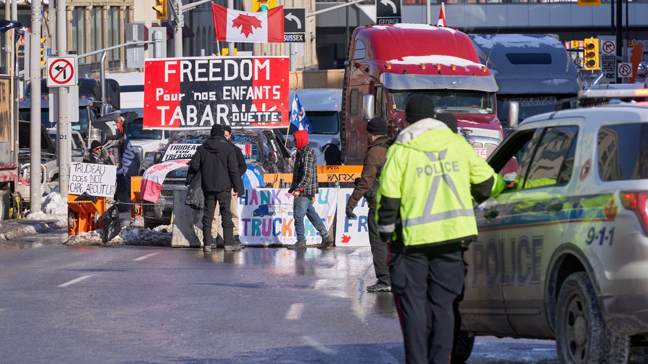 Camioneros canadienses bloquean puente más transitado de límite con EU