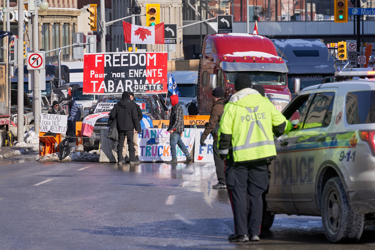 Camioneros canadienses bloquean puente más transitado de límite con EU