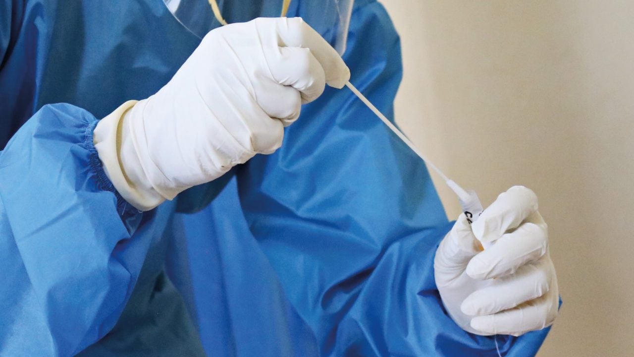 Error en pruebas Covid de laboratorio británico pudo causar 20 muertes
