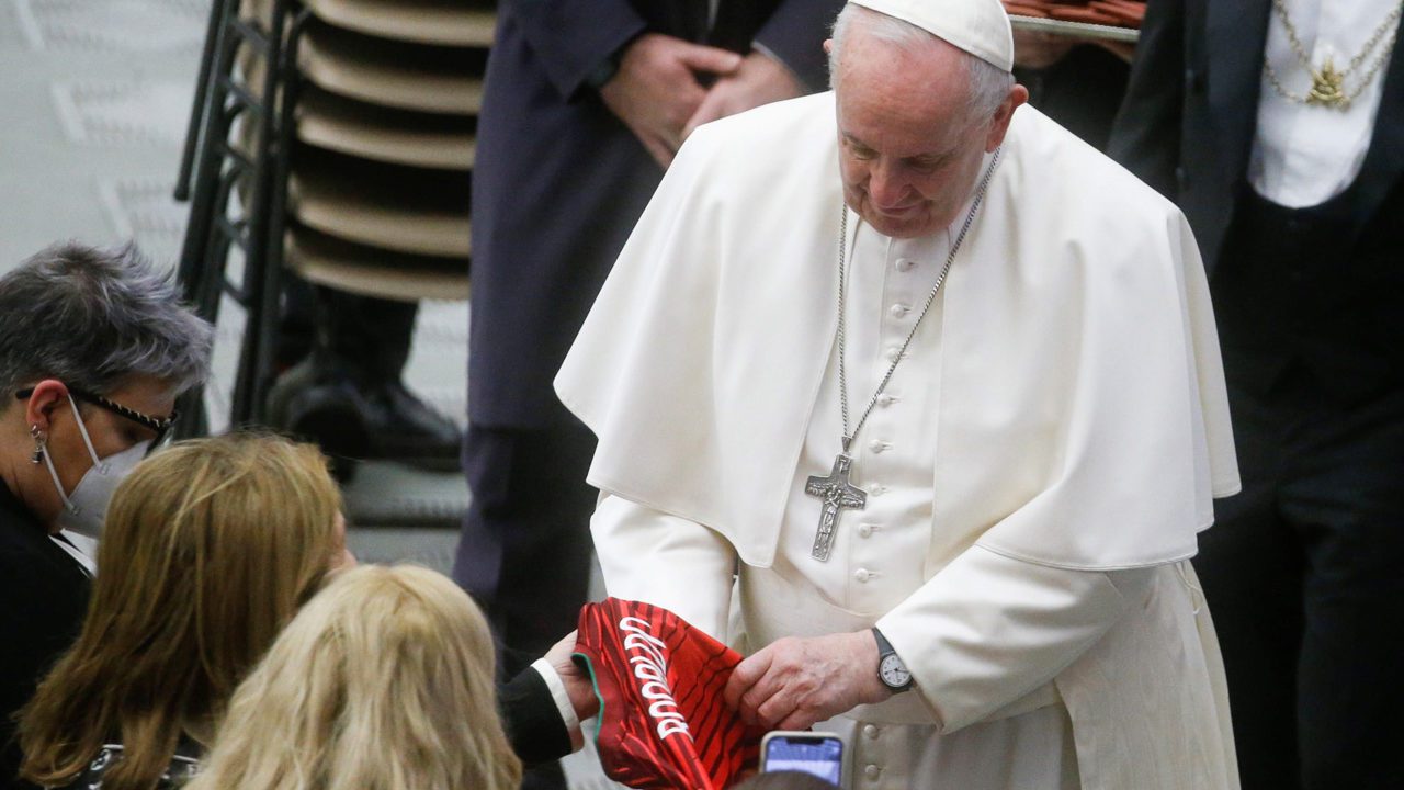 Mamá de Cristiano Ronaldo le regala al Papa Francisco la camiseta de Portugal