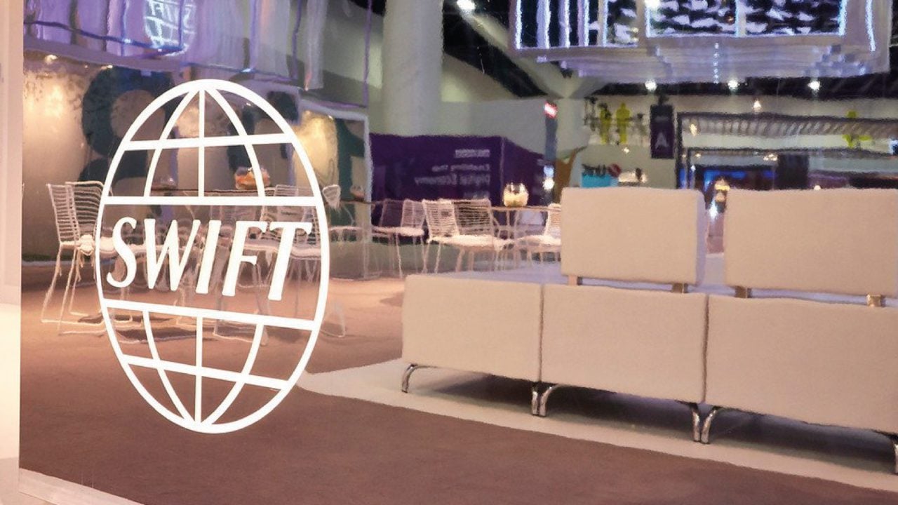 EU y la UE acuerdan sacar a determinados bancos rusos del sistema Swift
