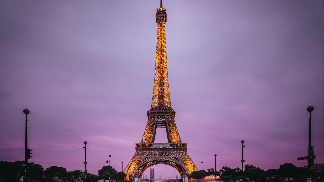 Un hombre es detenido por colarse en la torre Eiffel y saltar en paracaídas