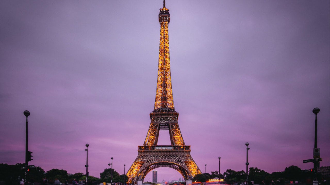 Torre Eiffel se ilumina con los colores de la bandera de Ucrania