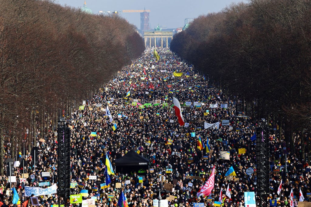 Protesta contra la invasión rusa de Ucrania en Berlín