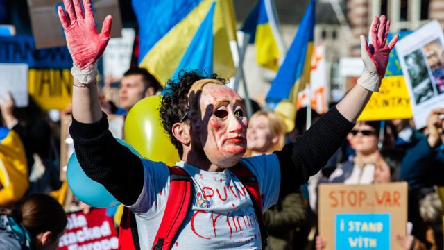 Protesta contra la invasión rusa de Ucrania en Amsterdam