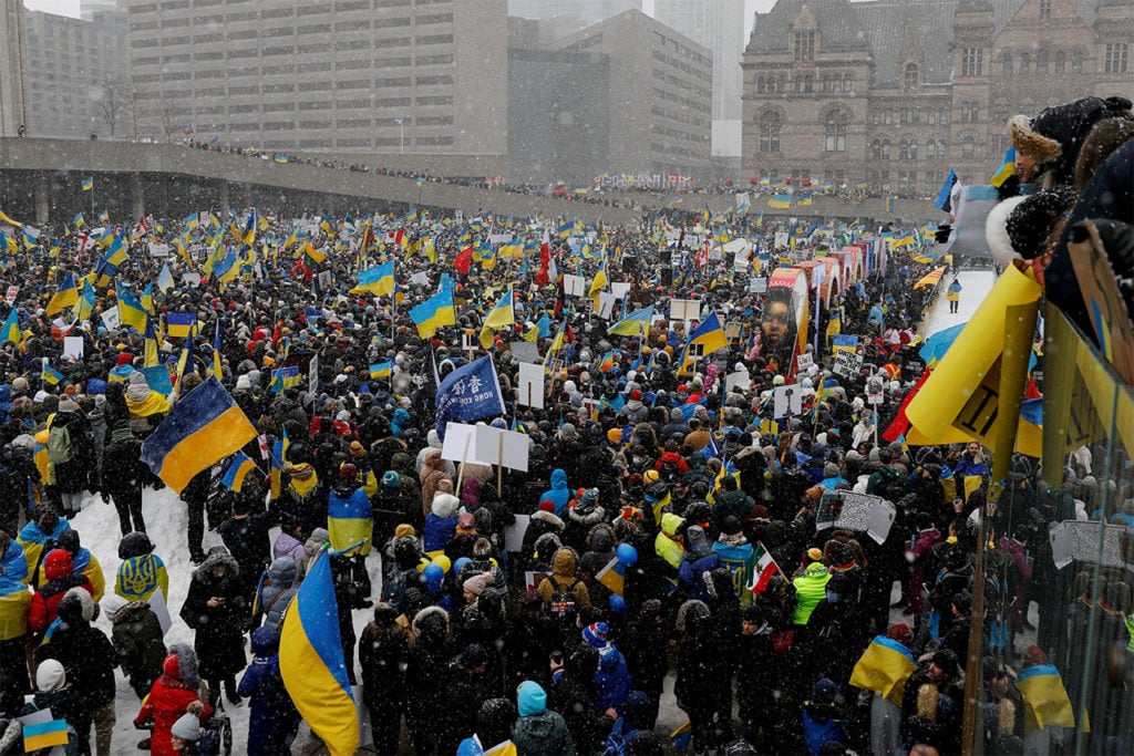 Protesta contra la invasión rusa de Ucrania en Toronto