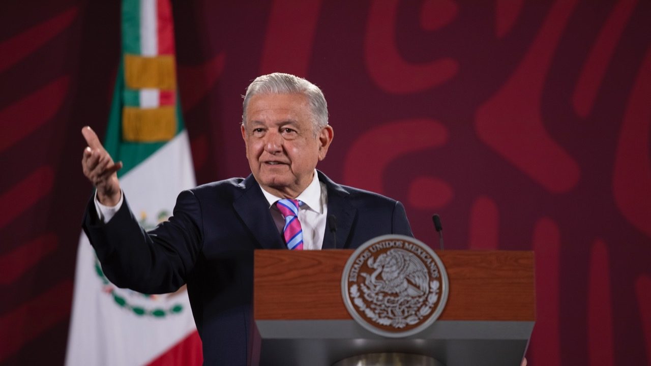 AMLO pide a periodistas transparentar sueldos y bienes por ética