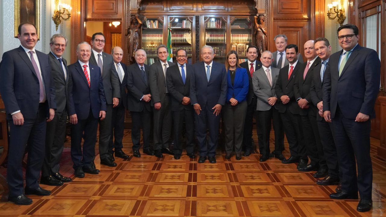 AMLO se reúne con empresarios a días del relevo en el CCE; elogia a Carlos Salazar