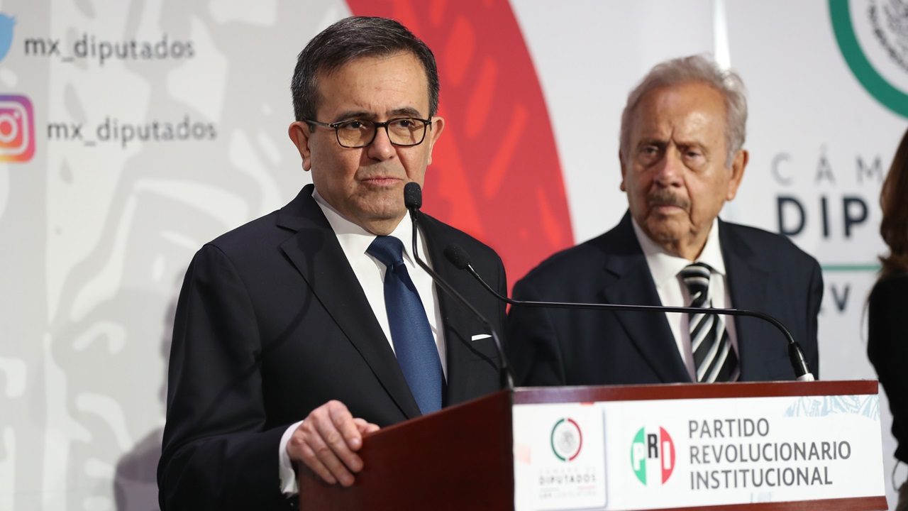Por conflicto en Ucrania, extitular de Economía pide prepararse a usar reservas de combustible