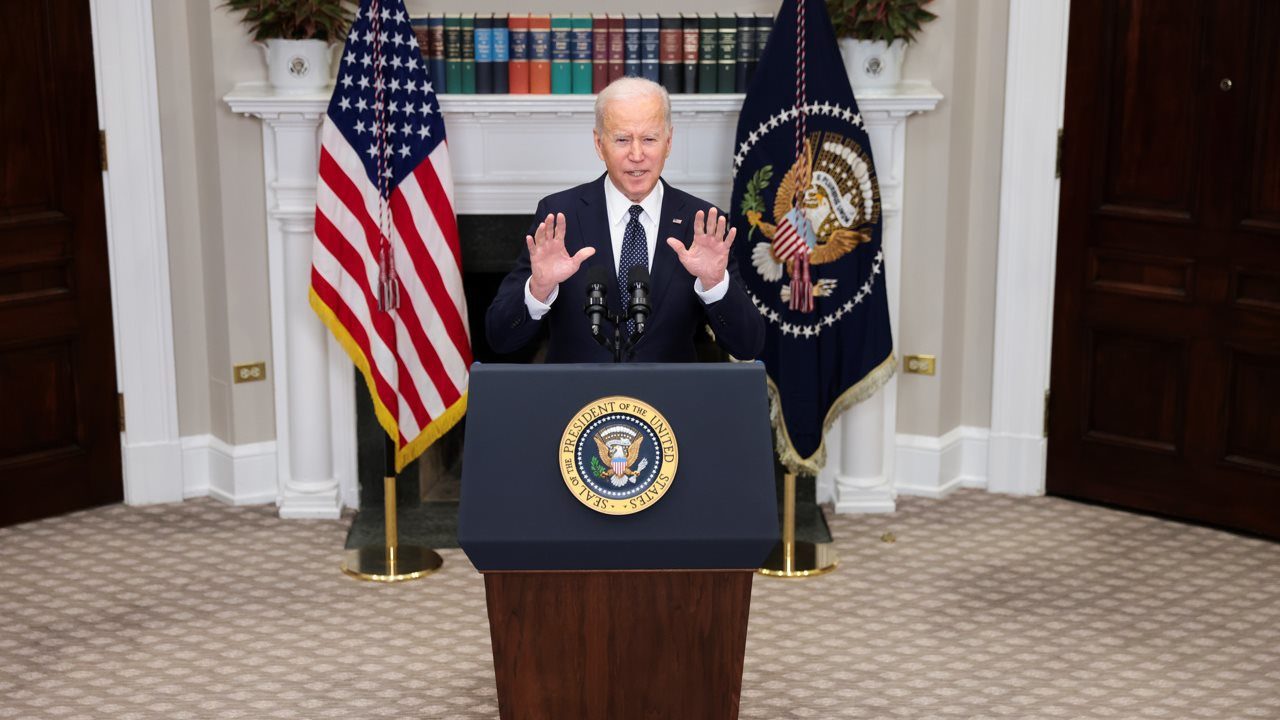 Así es como la prohibición histórica de Biden sobre el petróleo ruso afectará la economía