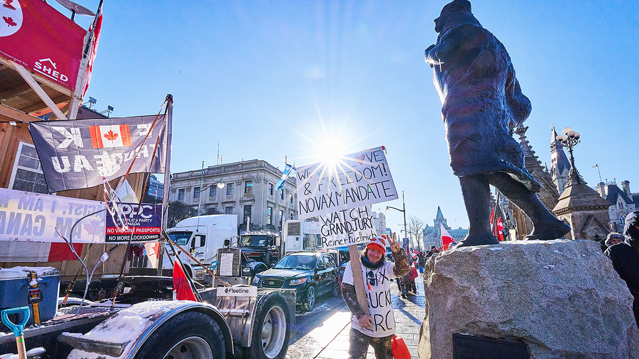 Camioneros de EU se suman a canadienses en protesta contra pandemia