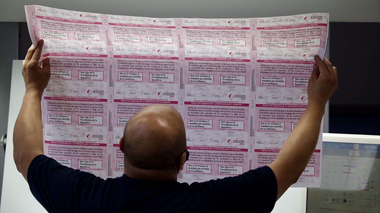 INE alerta de información falsa ante consulta de revocación de mandato