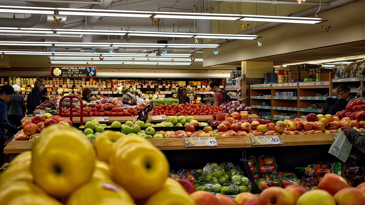 ¿Los alimentos bajarán su precio con la apreciación récord del peso ante el dólar?