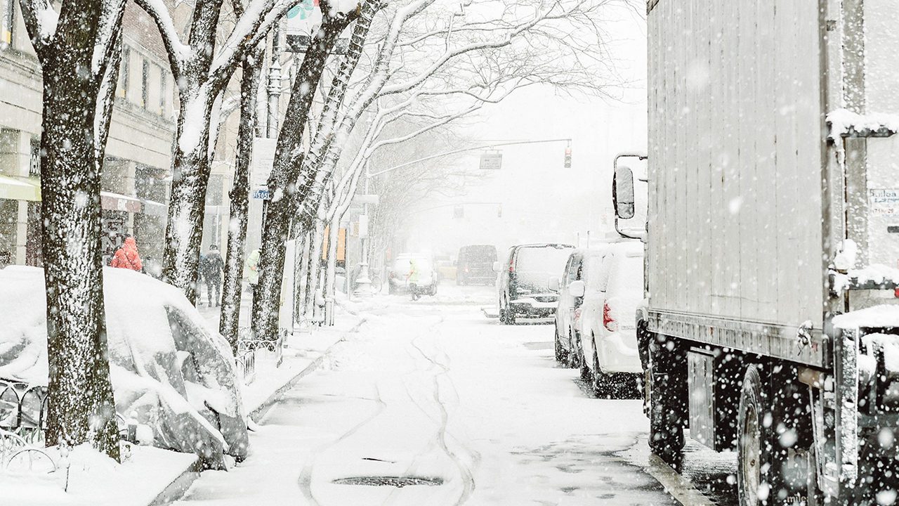 Gran tormenta invernal azota EU y deja sin electricidad a más de 300,000 hogares