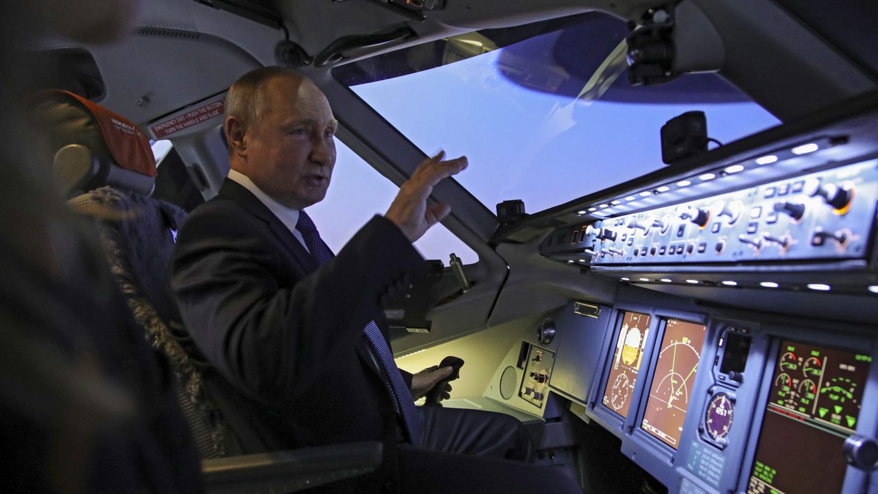 Propuestas de paz están sobre la mesa de Ucrania, dice Putin, pero advierte ofensiva