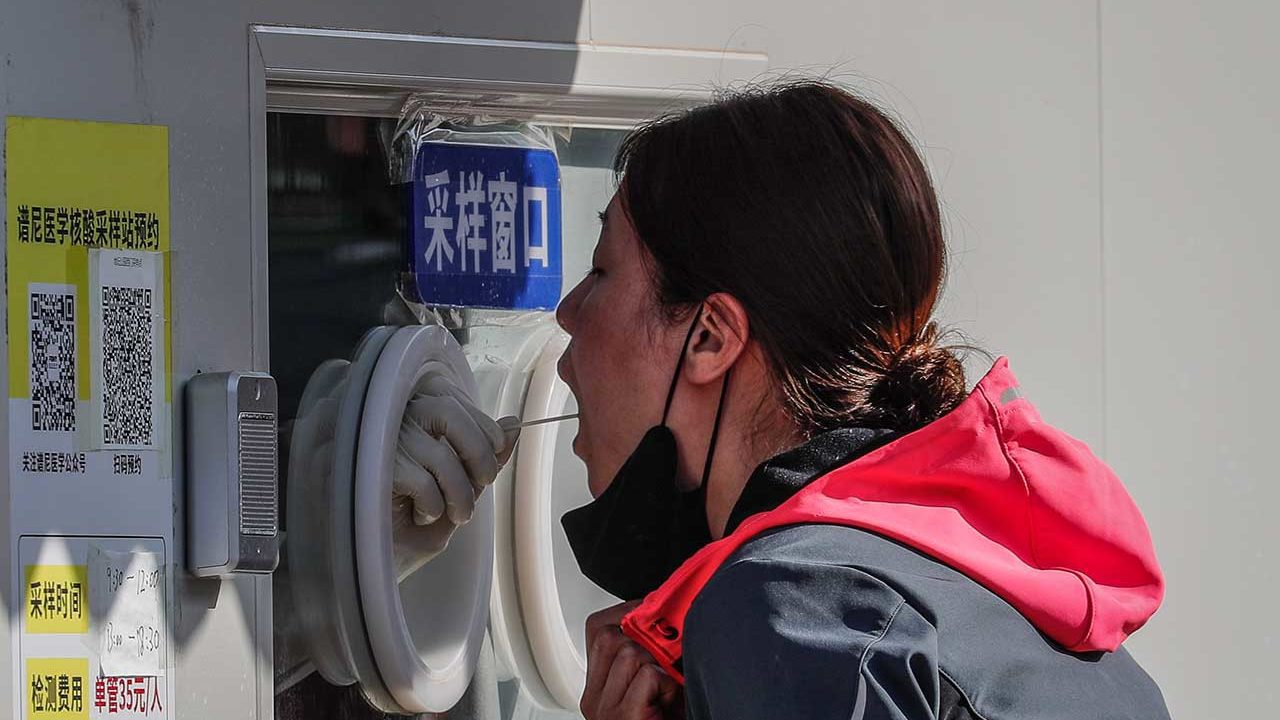 Autoridades en China ofrecen 288 dólares a quien dé positivo a Covid-19