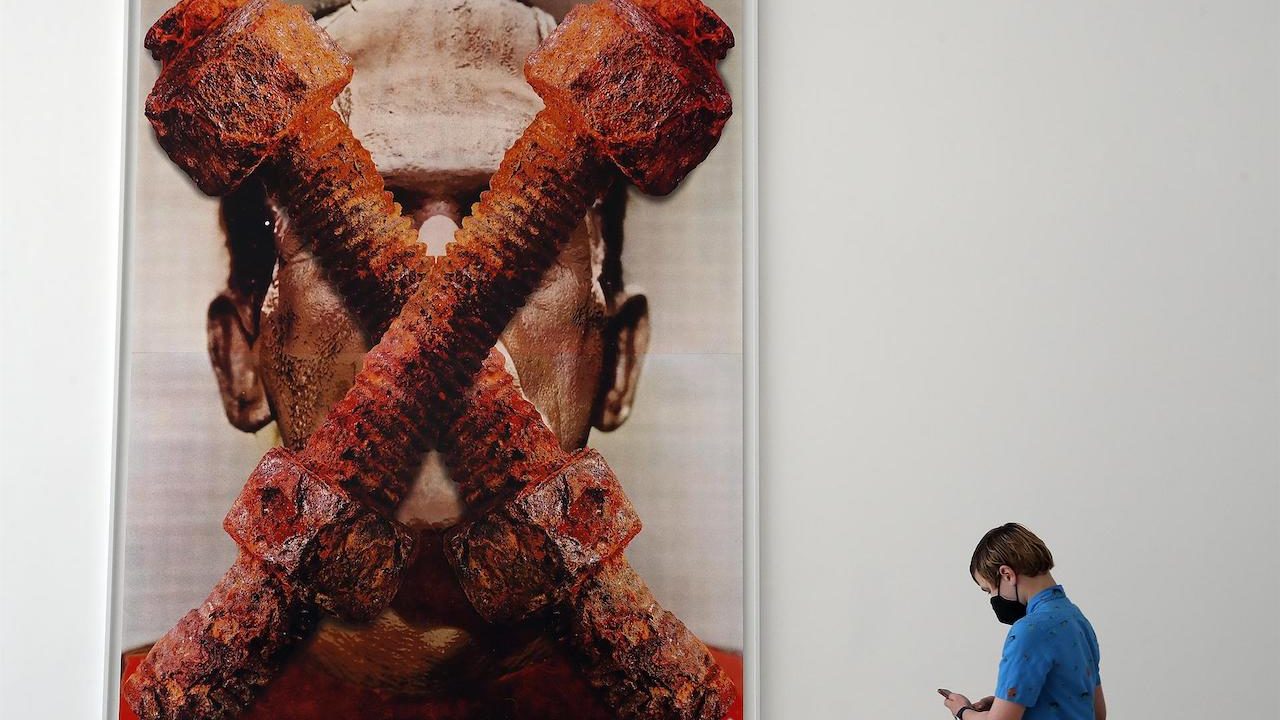 El artista plástico Urs Fischer trae la energía y la fuerza del amor a México