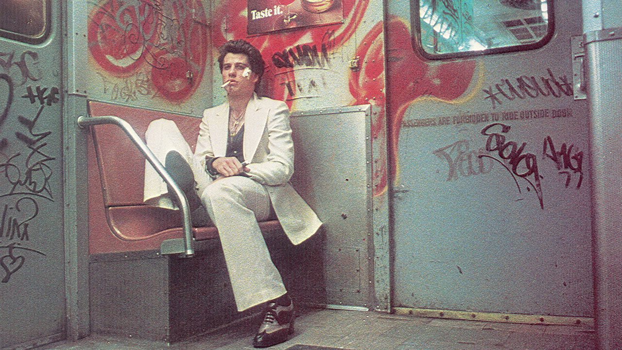 Icónico traje de John Travolta en ‘Saturday Night Fever’ sale a subasta