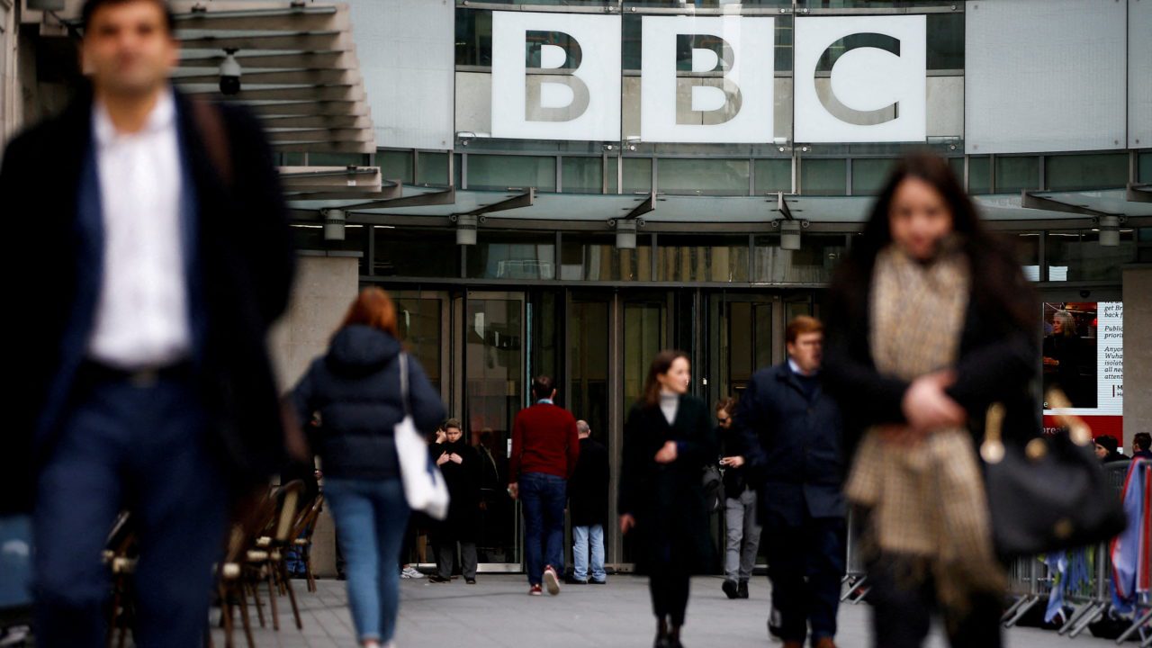Presidente de la BBC dimite por su implicación en un préstamo a Boris Johnson