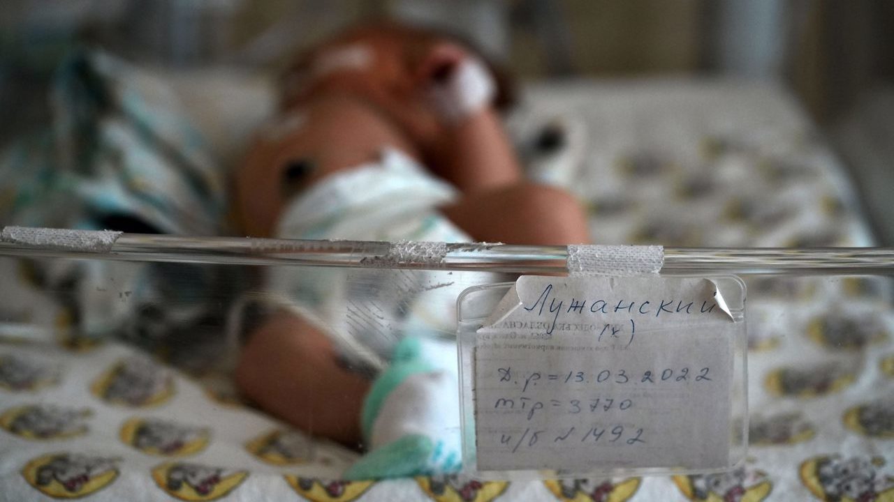 Por bombardeos en Odesa protegen a bebés en búnkeres subterráneos