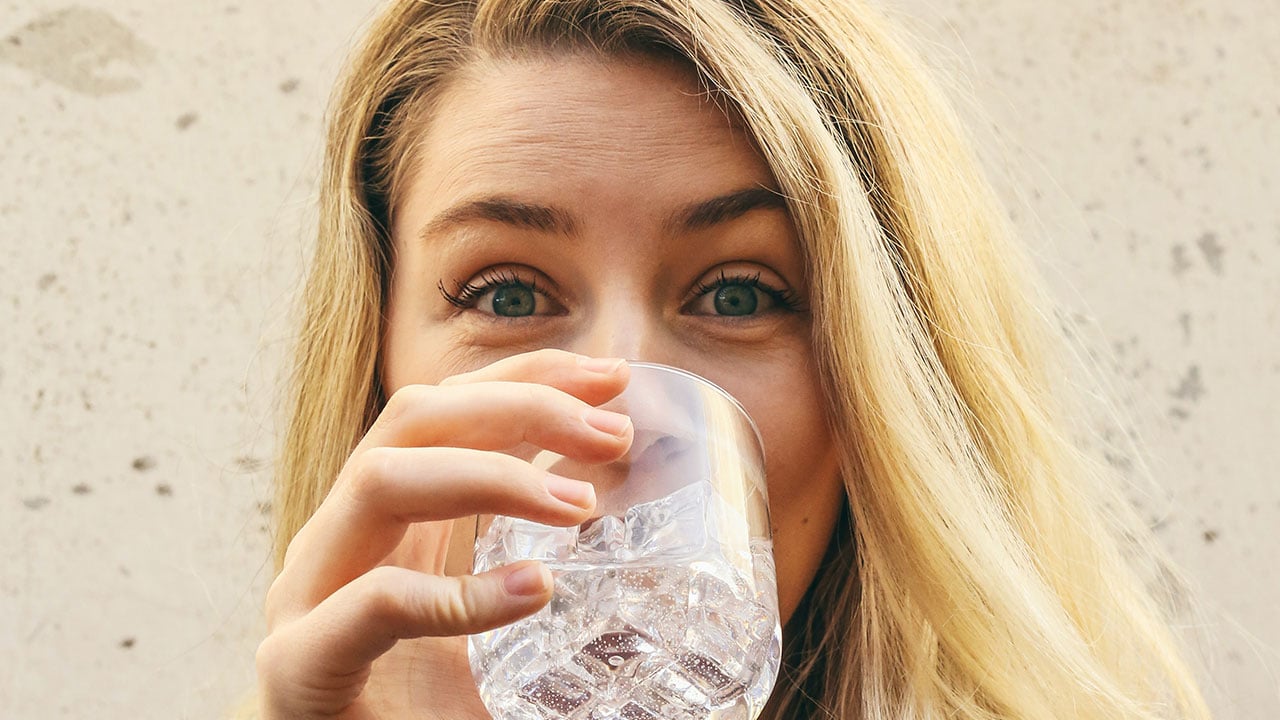 5 beneficios de beber agua diariamente