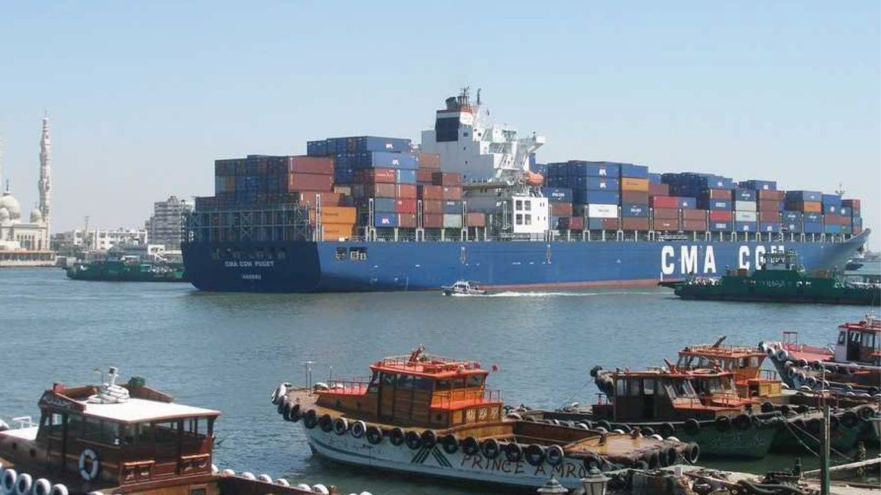 Planta flotante de gas cruza por primera vez el canal de Suez