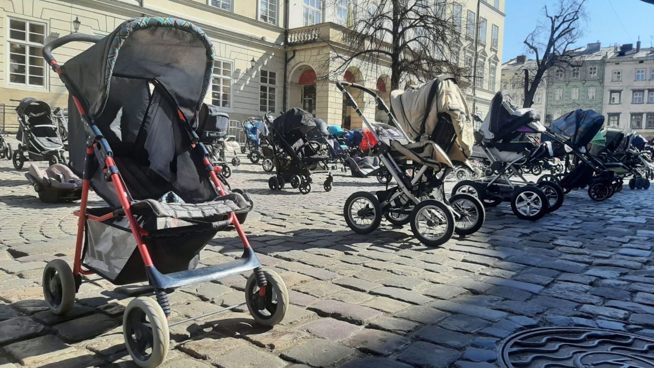 Carriolas vacías se convierten en símbolo de niños muertos en Ucrania