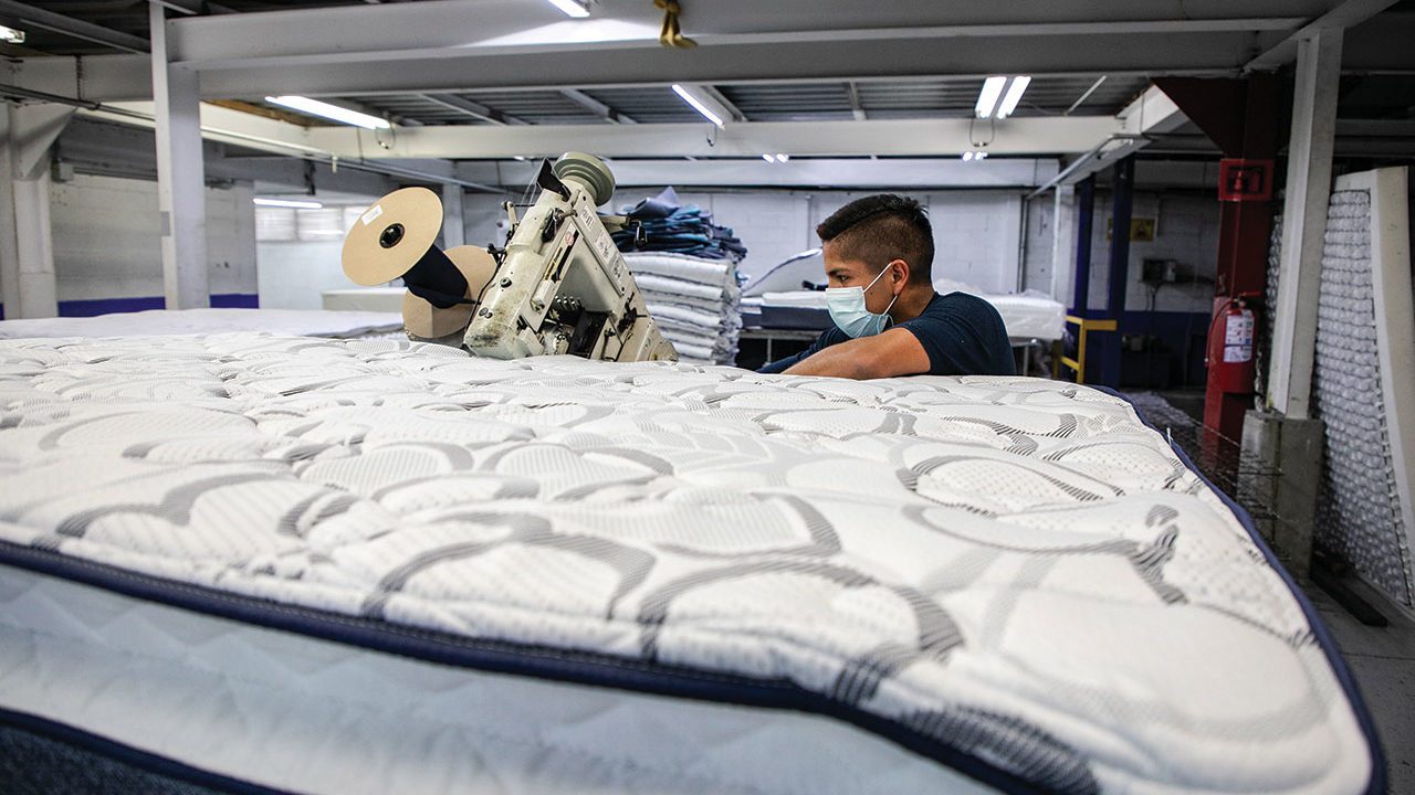 Así fue como los aranceles de Biden desaparecieron el negocio de exportación de colchones en México
