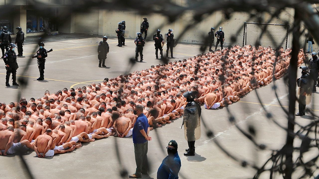 ¿Cómo es la megacárcel de El Salvador que podría recibir a criminales deportados de EU? Esto sabemos