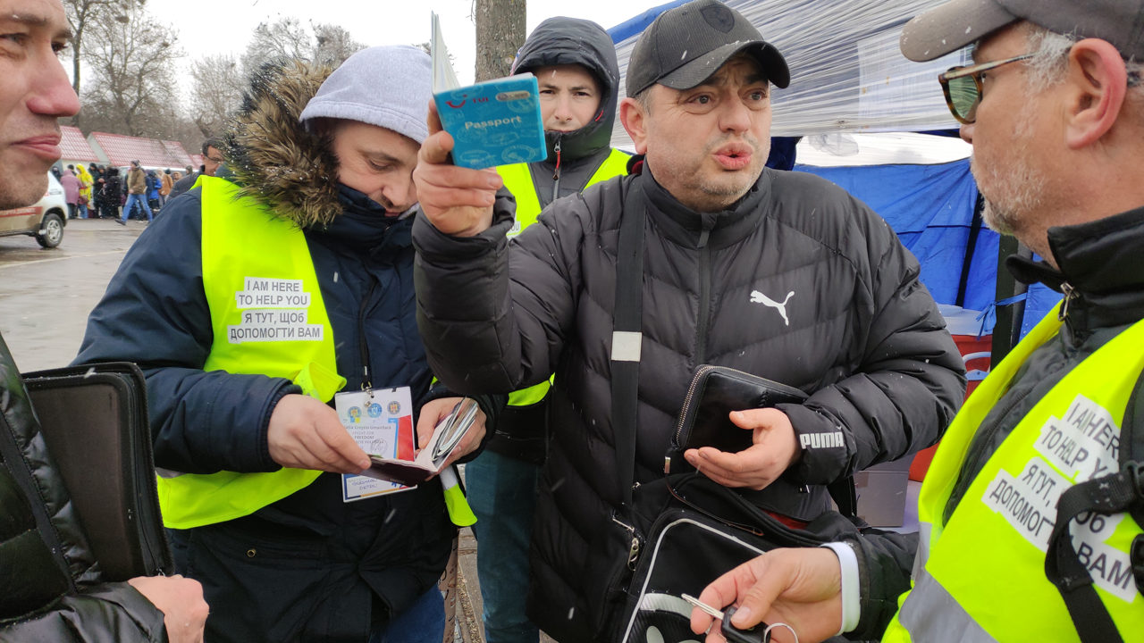Filas, angustia y rabia contra Putin en la frontera de Ucrania-Rumania