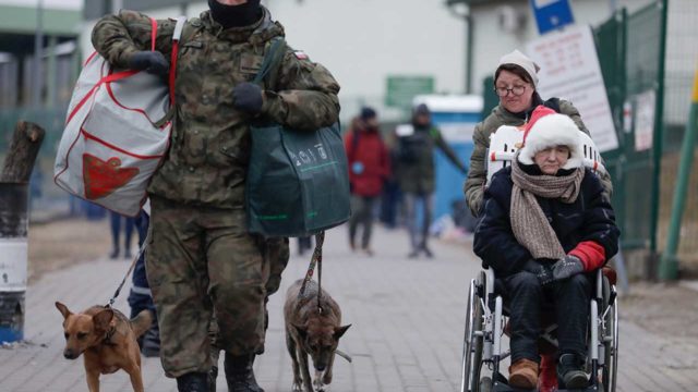 bombardeo bomba Ucrania Ukrainians arrive in Poland due to Russian attacks on Ukraine