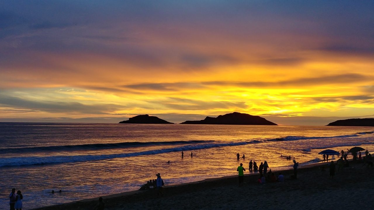 Alcalde de Mazatlán defiende bandas musicales en la playa, pero les pide registrarse
