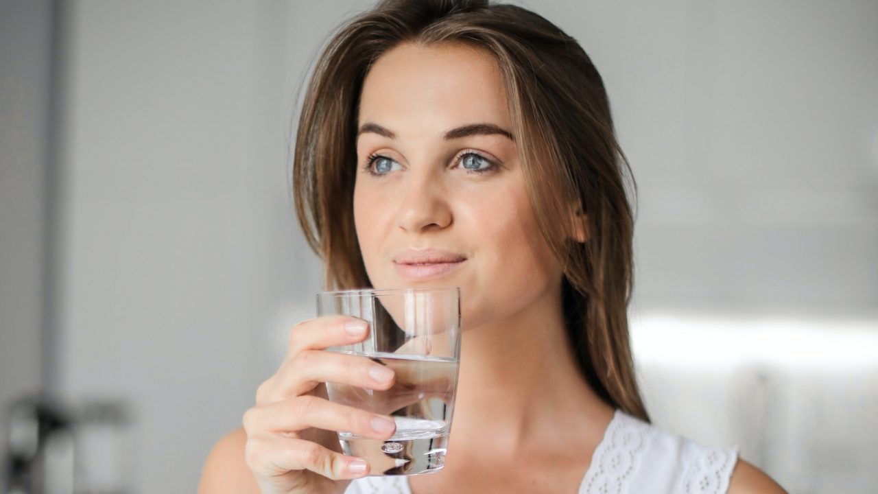 ¿Cómo evitar retener líquidos en el cuerpo?