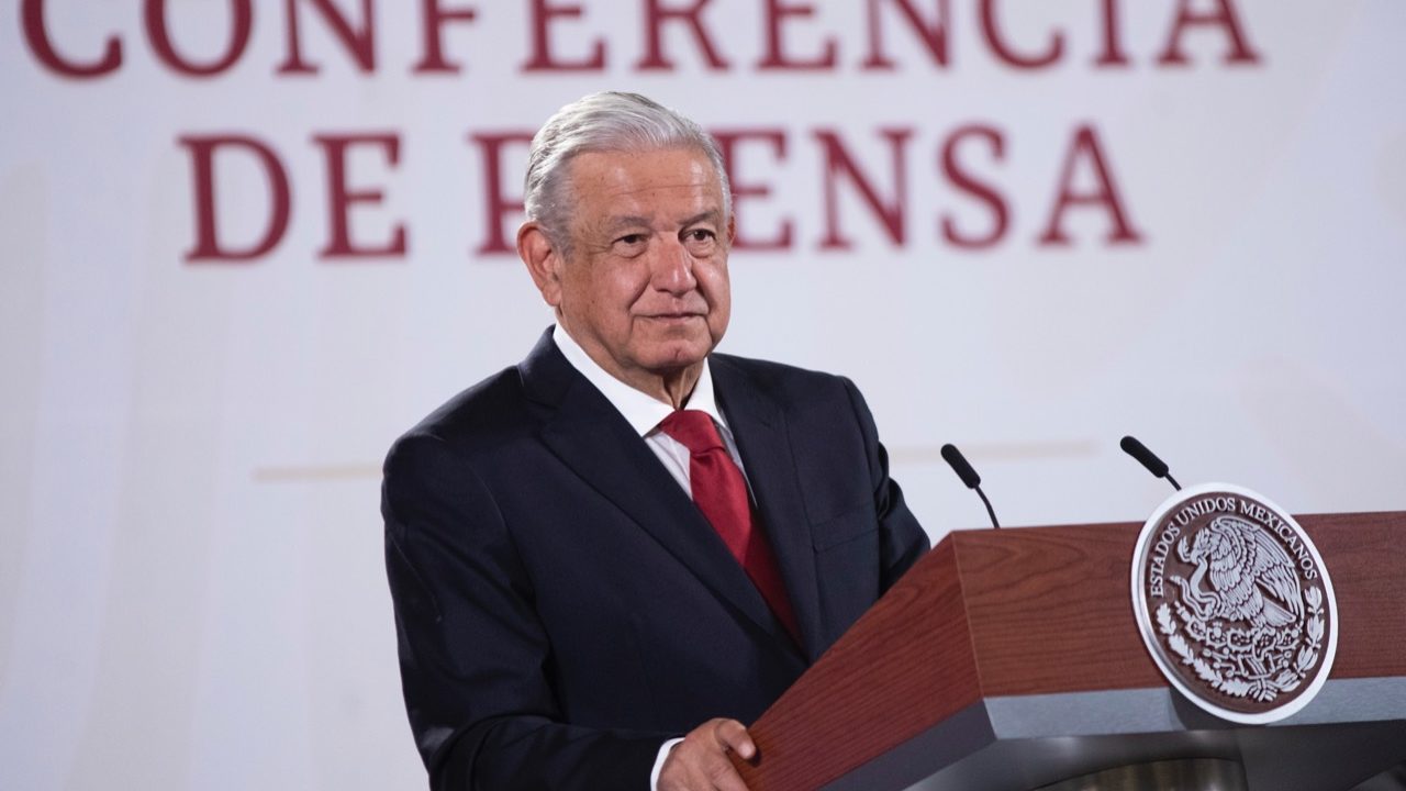 AMLO afirma que no lo pueden sancionar por llamar a participar en revocación